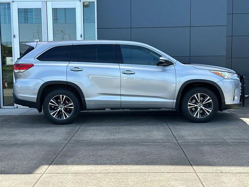 Celestial Silver Metallic 2017 Toyota Highlander LE