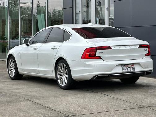 2017 Volvo S90 T6 Momentum