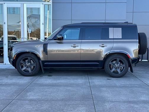 Lantau Bronze Metallic 2023 Land Rover Defender 110 X-Dynamic SE