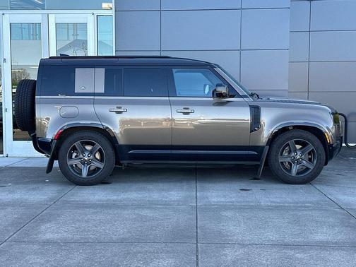 Lantau Bronze Metallic 2023 Land Rover Defender 110 X-Dynamic SE