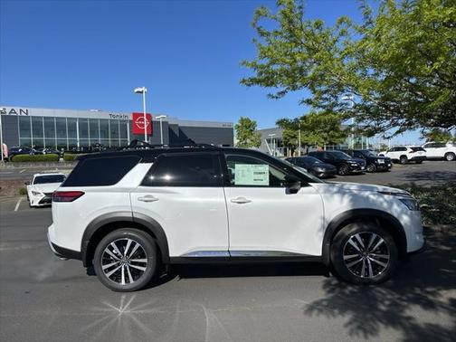 2025 Nissan Pathfinder Platinum 4WD