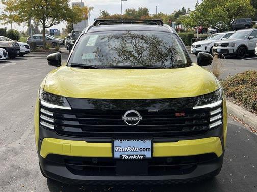 Yuzu Yellow Metallic/Super Black 2026 Nissan Kicks SR