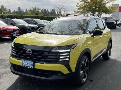 Yuzu Yellow Metallic/Super Black 2026 Nissan Kicks SR