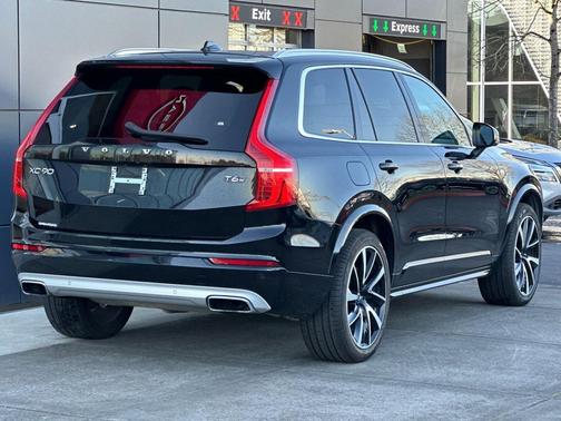 2021 Volvo XC90 T6 Momentum