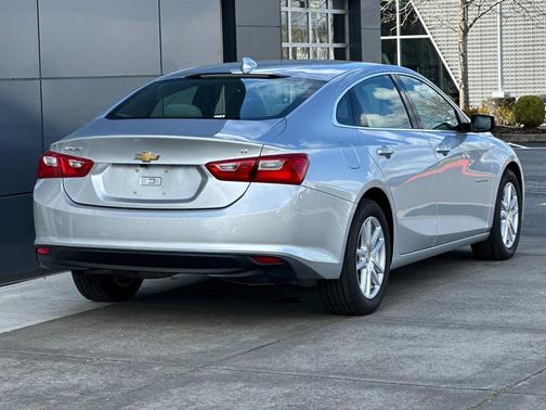 Silver Ice Metallic 2018 Chevrolet Malibu LT