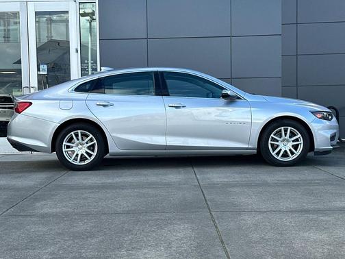 Silver Ice Metallic 2018 Chevrolet Malibu LT
