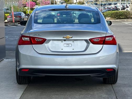 Silver Ice Metallic 2018 Chevrolet Malibu LT