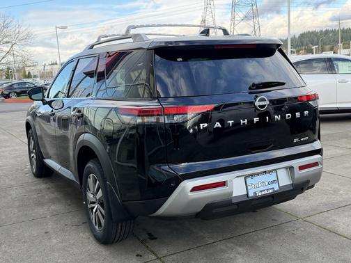 2025 Nissan Pathfinder SL 4WD