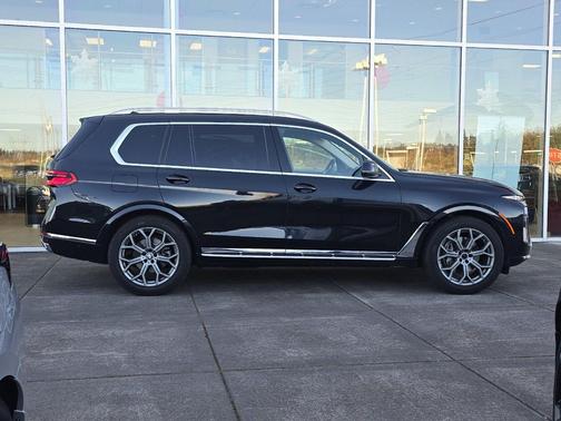 Black 2024 BMW X7 xDrive40i