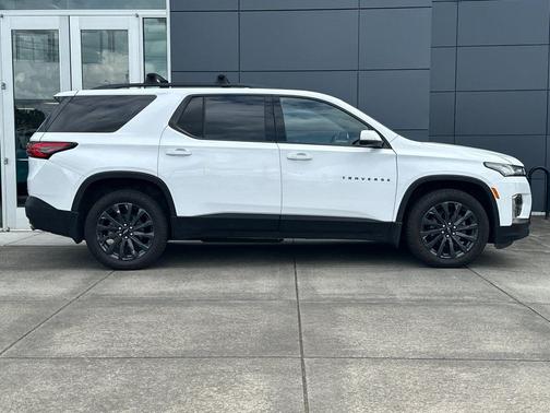 White 2023 Chevrolet Traverse RS
