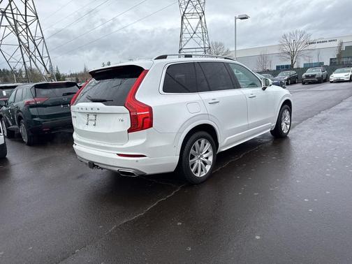 2017 Volvo XC90 T6 Momentum