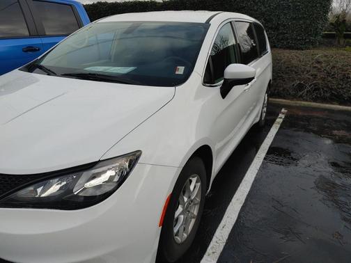 2022 Chrysler Voyager LX