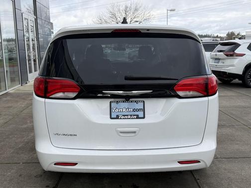 2022 Chrysler Voyager LX