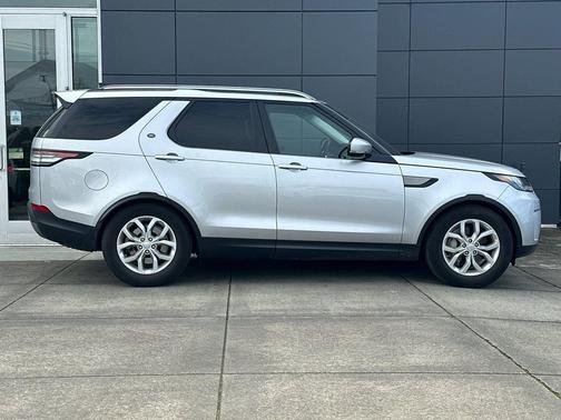 Silicon Silver Premium Metallic 2018 Land Rover Discovery SE