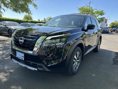 2025 Nissan Pathfinder SL 4WD