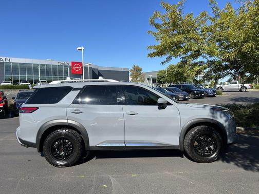 2024 Nissan Pathfinder Platinum 4WD