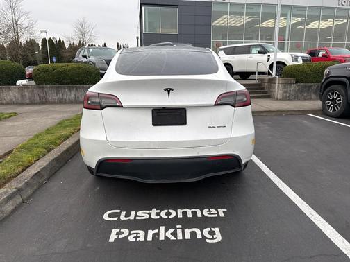 2022 Tesla Model Y Long Range Dual Motor All-Wheel Drive