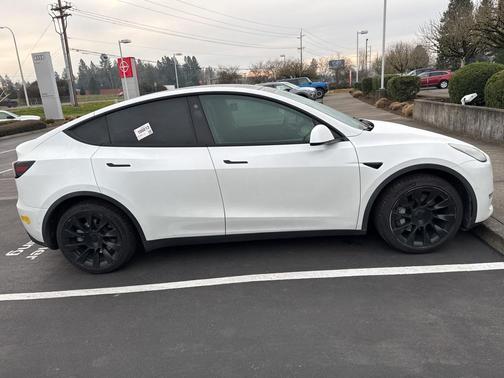 2022 Tesla Model Y Long Range Dual Motor All-Wheel Drive