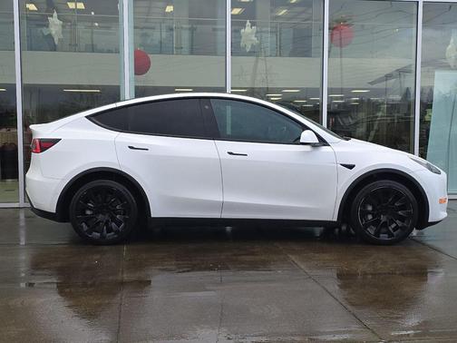 2022 Tesla Model Y Long Range Dual Motor All-Wheel Drive