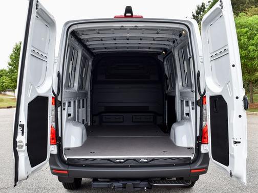 Arctic White 2026 Mercedes-Benz Sprinter 2500 Cargo 144 WB
