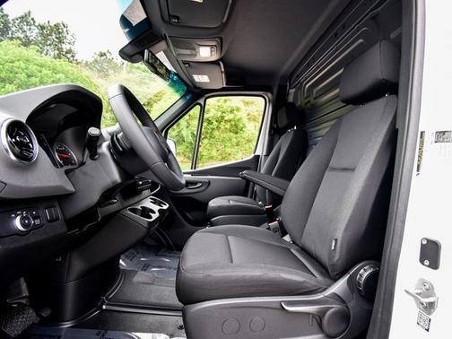 Arctic White 2026 Mercedes-Benz Sprinter 2500 Cargo 144 WB