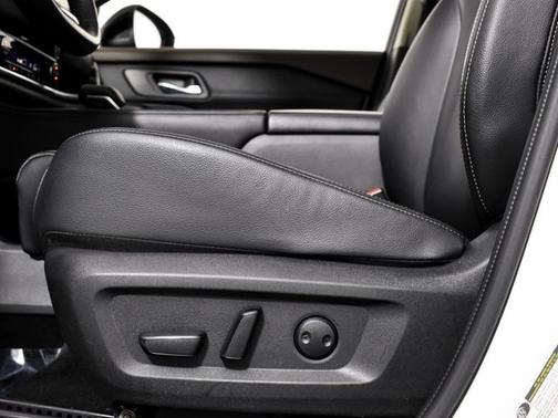 Pearl White Tricoat/Super Black 2023 Nissan Rogue SL