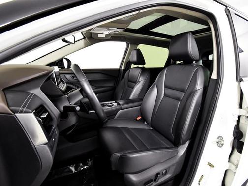Pearl White Tricoat/Super Black 2023 Nissan Rogue SL