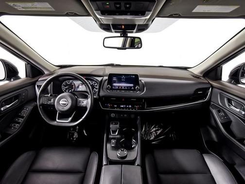 Pearl White Tricoat/Super Black 2023 Nissan Rogue SL