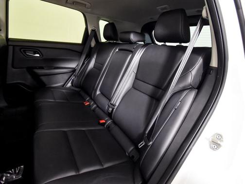 Pearl White Tricoat/Super Black 2023 Nissan Rogue SL