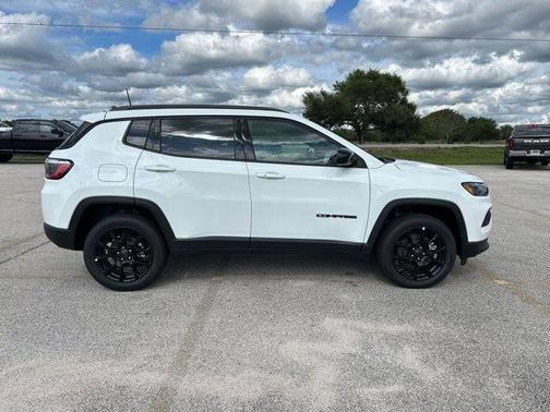 Bright White Clearcoat 2026 Jeep Compass Latitude