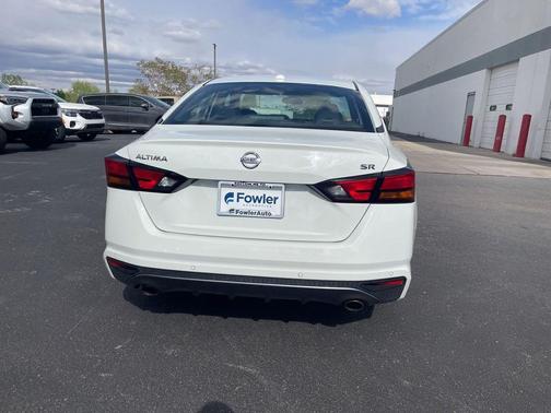 Glacier White 2022 Nissan Altima SR FWD