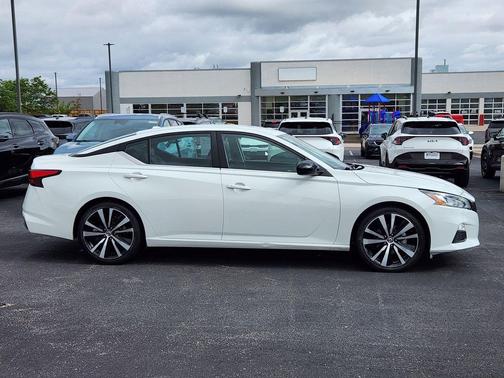 Glacier White 2022 Nissan Altima SR FWD
