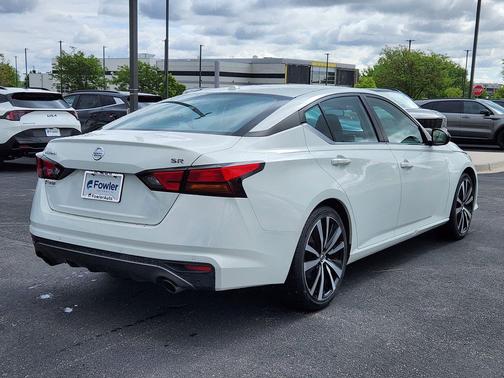 Glacier White 2022 Nissan Altima SR FWD