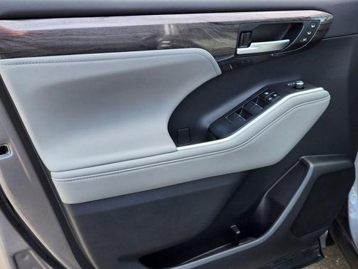 Heavy Metal 2025 Toyota Highlander Hybrid Platinum