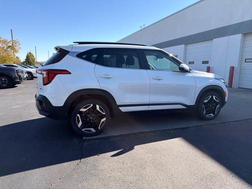 Snow White Pearl 2024 Kia Seltos SX