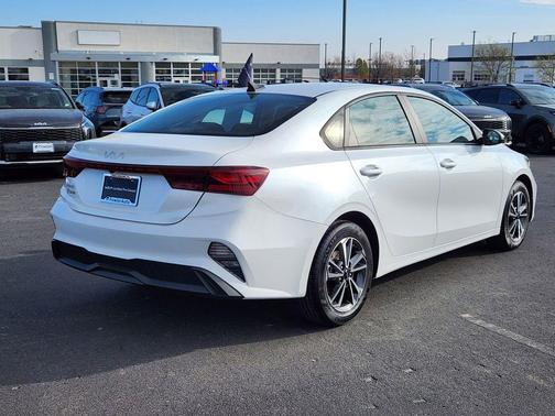 Snow White Pearl 2023 Kia Forte LXS