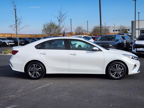 Snow White Pearl 2023 Kia Forte LXS
