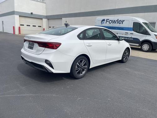 Snow White Pearl 2023 Kia Forte LXS