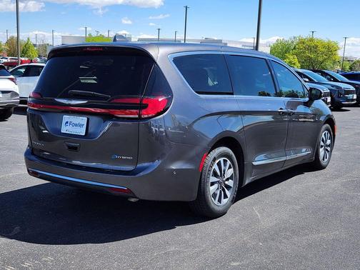 Granite Crystal Metallic Clearcoat 2022 Chrysler Pacifica Hybrid Limited