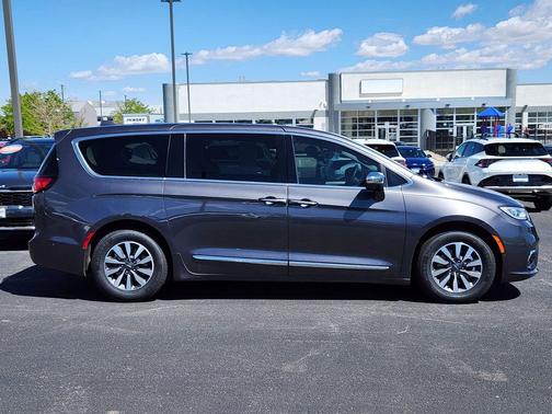 Granite Crystal Metallic Clearcoat 2022 Chrysler Pacifica Hybrid Limited