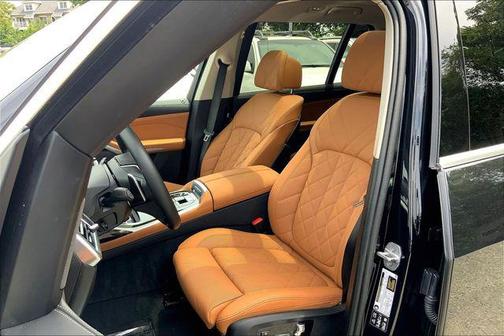 Black Sapphire Metallic 2025 BMW X7 xDrive40i