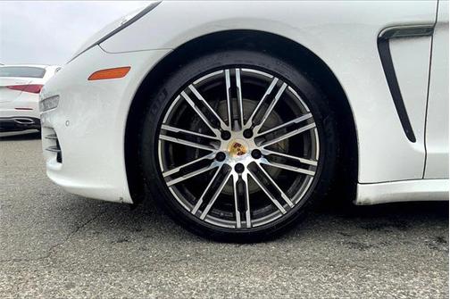 2016 Porsche Panamera Edition