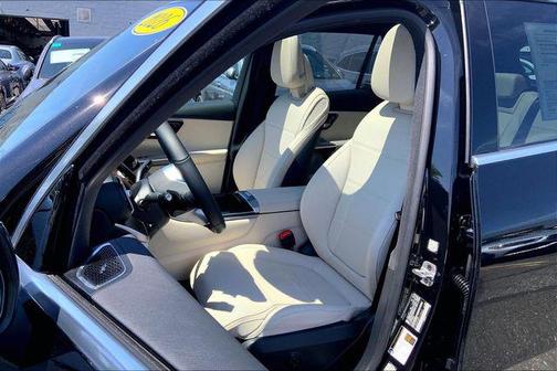 Obsidian Black Metallic 2026 Mercedes-Benz GLC 300 4MATIC