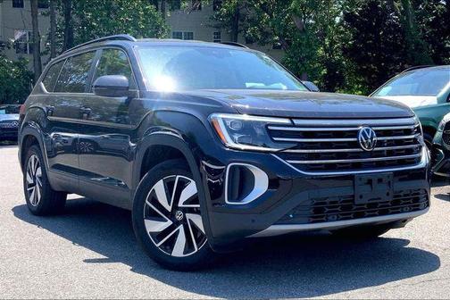 Deep Black Pearl 2024 Volkswagen Atlas 2.0T SE w/Technology 4MOTION