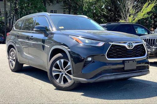 Midnight Black Metallic 2021 Toyota Highlander XLE