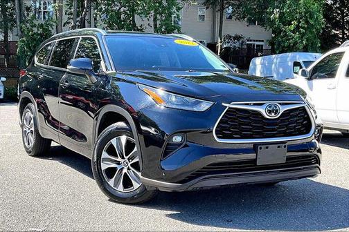 Midnight Black Metallic 2021 Toyota Highlander XLE