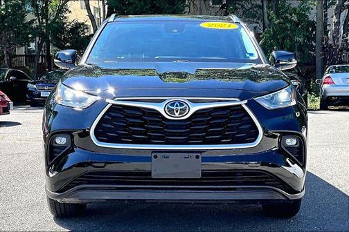 Midnight Black Metallic 2021 Toyota Highlander XLE