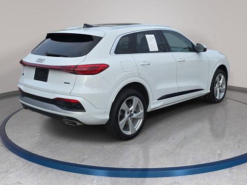 Glacier White Metallic 2025 Audi Q5 Premium Plus TFSI quattro S tronic