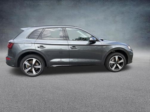 Daytona Gray Pearl Effect 2022 Audi Q5 45 S line Prestige
