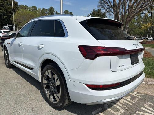 Glacier White Metallic 2023 Audi e-tron Premium Plus quattro